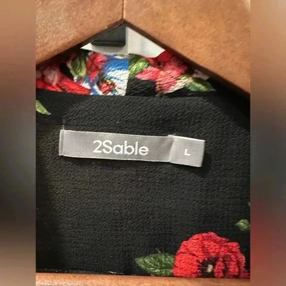 2Sable Black Floral Crop Blazer- size Large - Picture 4 of 6